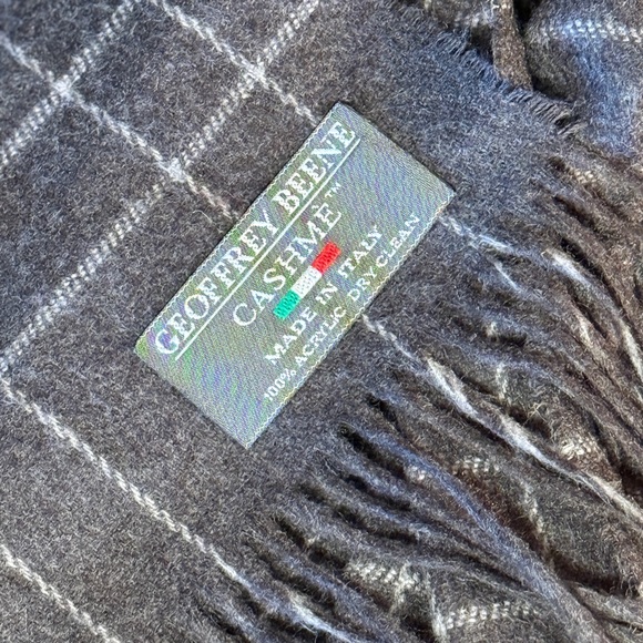 Geoffrey Beene Accessories - Geoffrey Beene Gray Cashme’ Scarf